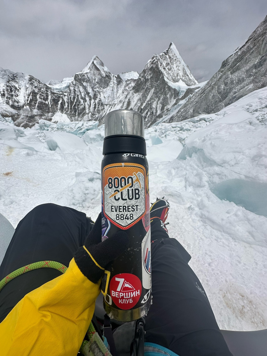 Светлана Котляр не просто покорила вершину самой высокой в мире горы. Весь сложный путь хрупкая девушка, которую на отдельных участках сдувал даже ветер, вела свой дневник. И эмоции от первого лица, написанные в моменте, сегодня невероятно интересно читать. Предлагаем вам погрузиться в экспедицию с участием ковровской «Мисс Горняшки».