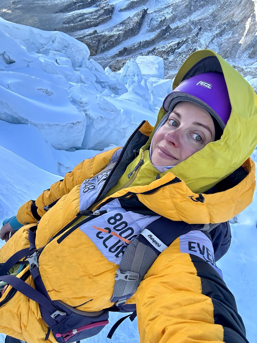 Светлана Котляр не просто покорила вершину самой высокой в мире горы. Весь сложный путь хрупкая девушка, которую на отдельных участках сдувал даже ветер, вела свой дневник. И эмоции от первого лица, написанные в моменте, сегодня невероятно интересно читать. Предлагаем вам погрузиться в экспедицию с участием ковровской «Мисс Горняшки».