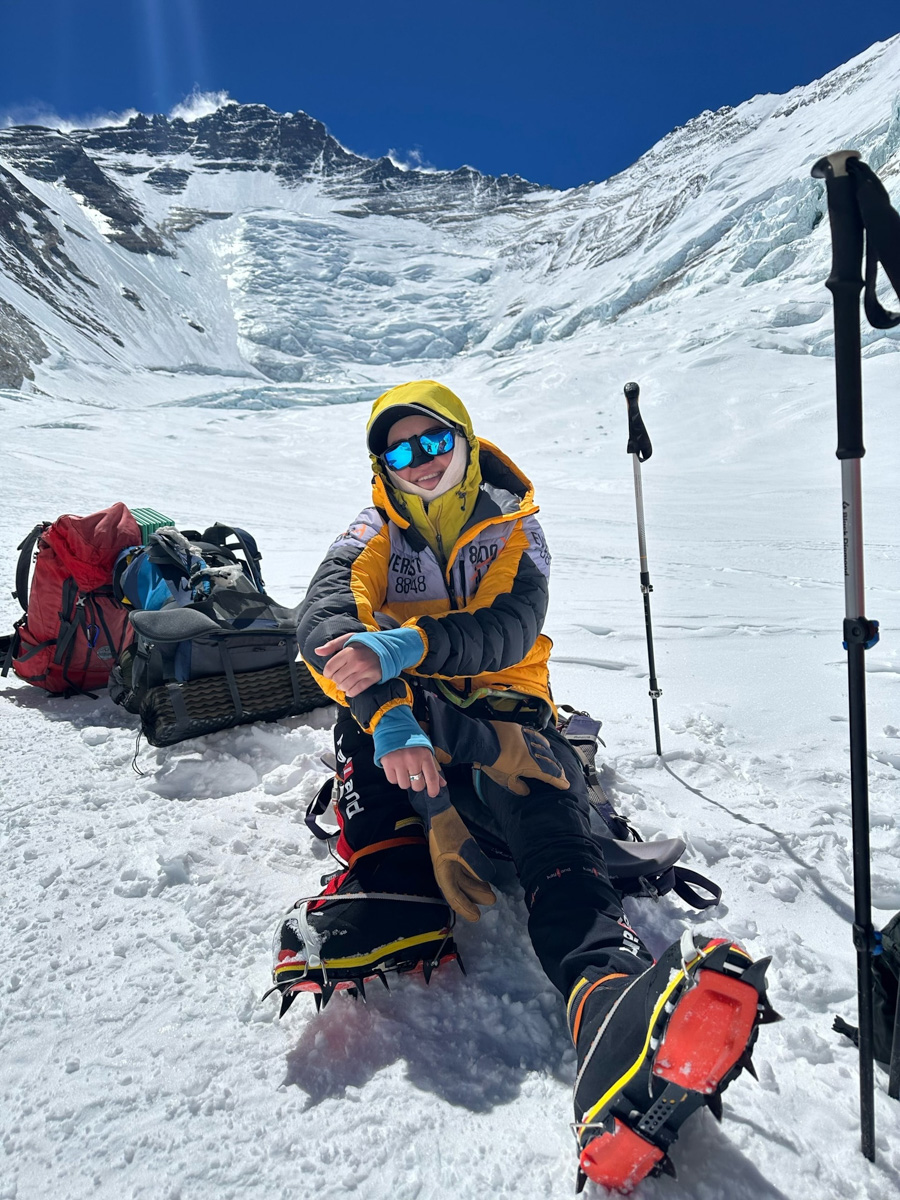 Светлана Котляр не просто покорила вершину самой высокой в мире горы. Весь сложный путь хрупкая девушка, которую на отдельных участках сдувал даже ветер, вела свой дневник. И эмоции от первого лица, написанные в моменте, сегодня невероятно интересно читать. Предлагаем вам погрузиться в экспедицию с участием ковровской «Мисс Горняшки».