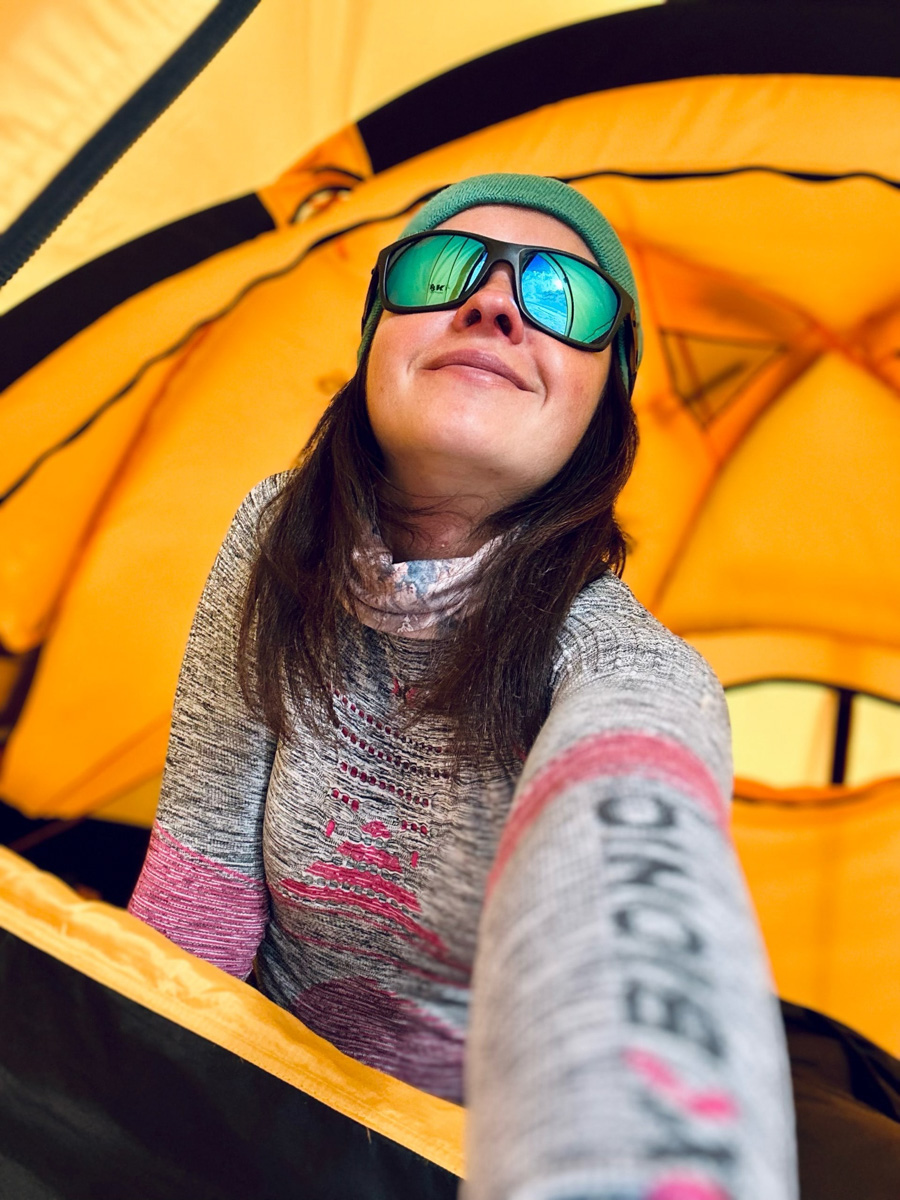 Светлана Котляр не просто покорила вершину самой высокой в мире горы. Весь сложный путь хрупкая девушка, которую на отдельных участках сдувал даже ветер, вела свой дневник. И эмоции от первого лица, написанные в моменте, сегодня невероятно интересно читать. Предлагаем вам погрузиться в экспедицию с участием ковровской «Мисс Горняшки».