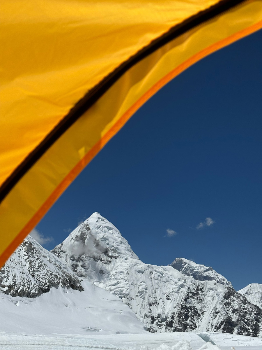 Светлана Котляр не просто покорила вершину самой высокой в мире горы. Весь сложный путь хрупкая девушка, которую на отдельных участках сдувал даже ветер, вела свой дневник. И эмоции от первого лица, написанные в моменте, сегодня невероятно интересно читать. Предлагаем вам погрузиться в экспедицию с участием ковровской «Мисс Горняшки».