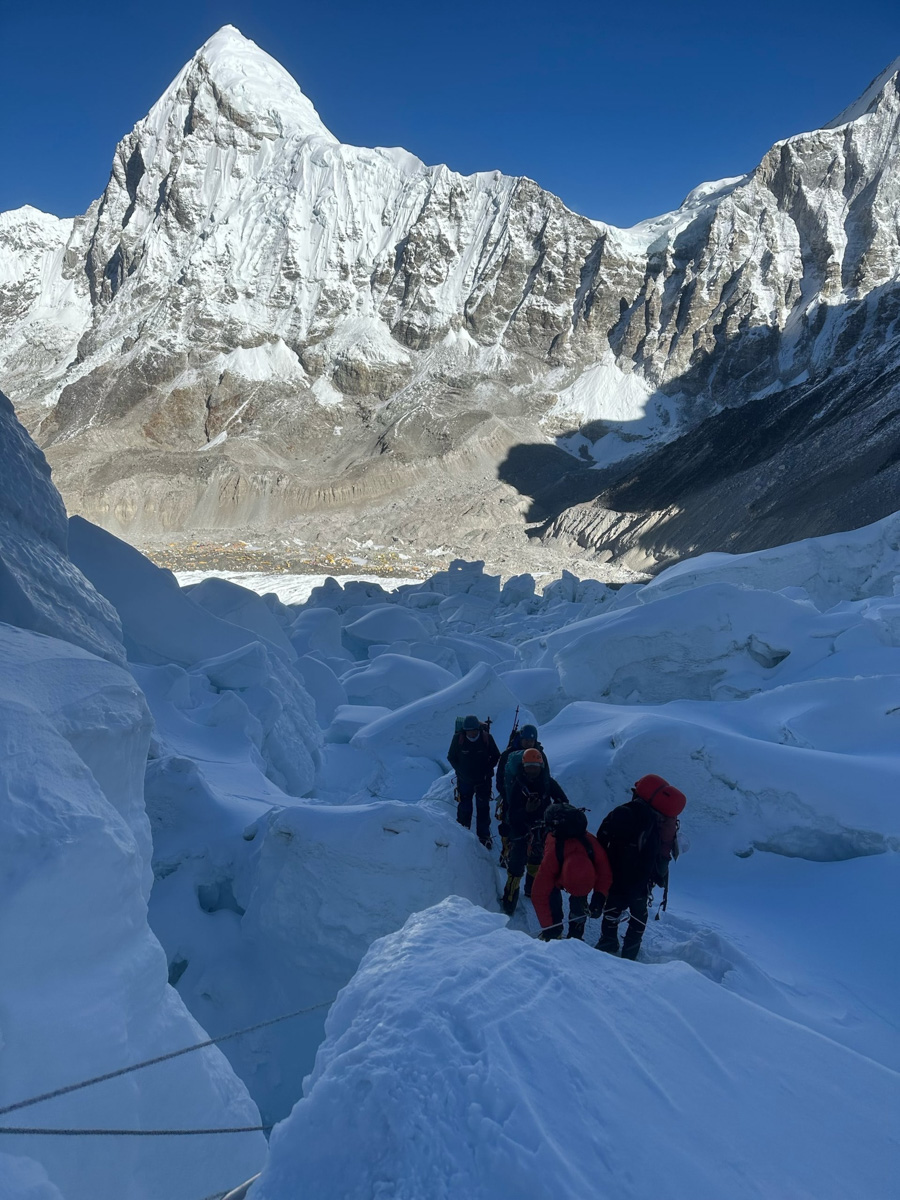 Светлана Котляр не просто покорила вершину самой высокой в мире горы. Весь сложный путь хрупкая девушка, которую на отдельных участках сдувал даже ветер, вела свой дневник. И эмоции от первого лица, написанные в моменте, сегодня невероятно интересно читать. Предлагаем вам погрузиться в экспедицию с участием ковровской «Мисс Горняшки».