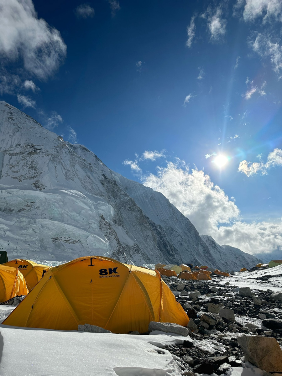 Светлана Котляр не просто покорила вершину самой высокой в мире горы. Весь сложный путь хрупкая девушка, которую на отдельных участках сдувал даже ветер, вела свой дневник. И эмоции от первого лица, написанные в моменте, сегодня невероятно интересно читать. Предлагаем вам погрузиться в экспедицию с участием ковровской «Мисс Горняшки».