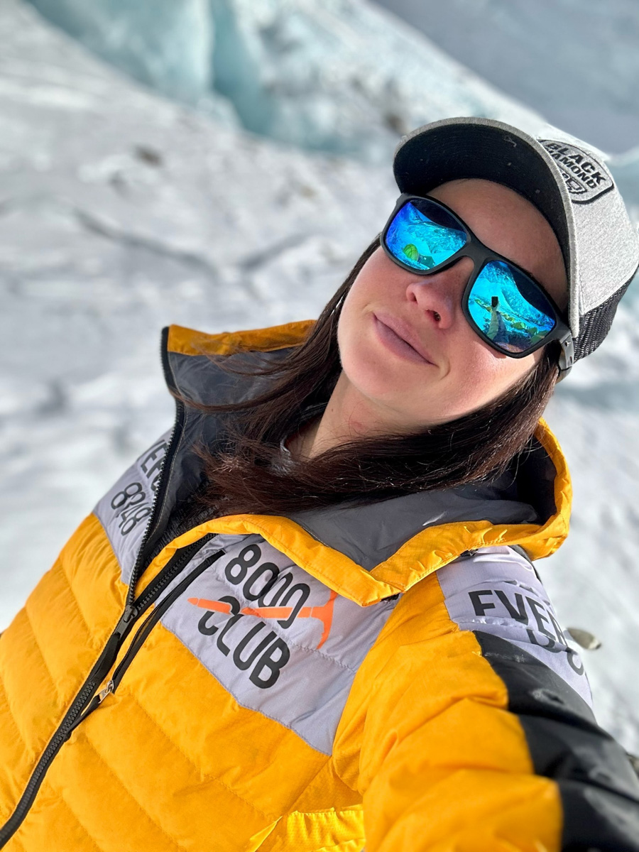 Светлана Котляр не просто покорила вершину самой высокой в мире горы. Весь сложный путь хрупкая девушка, которую на отдельных участках сдувал даже ветер, вела свой дневник. И эмоции от первого лица, написанные в моменте, сегодня невероятно интересно читать. Предлагаем вам погрузиться в экспедицию с участием ковровской «Мисс Горняшки».