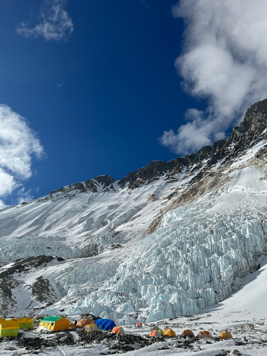 Светлана Котляр не просто покорила вершину самой высокой в мире горы. Весь сложный путь хрупкая девушка, которую на отдельных участках сдувал даже ветер, вела свой дневник. И эмоции от первого лица, написанные в моменте, сегодня невероятно интересно читать. Предлагаем вам погрузиться в экспедицию с участием ковровской «Мисс Горняшки».