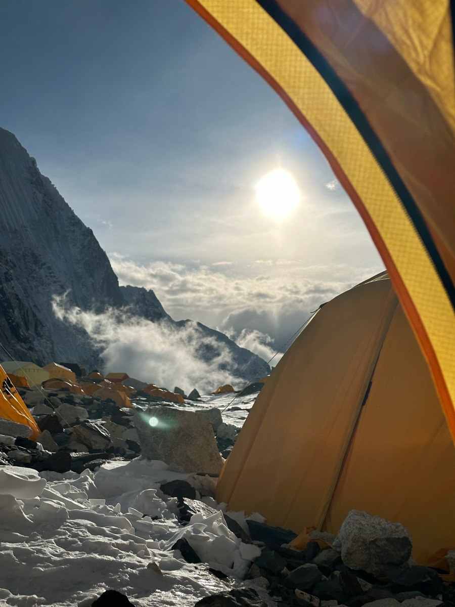 Светлана Котляр не просто покорила вершину самой высокой в мире горы. Весь сложный путь хрупкая девушка, которую на отдельных участках сдувал даже ветер, вела свой дневник. И эмоции от первого лица, написанные в моменте, сегодня невероятно интересно читать. Предлагаем вам погрузиться в экспедицию с участием ковровской «Мисс Горняшки».