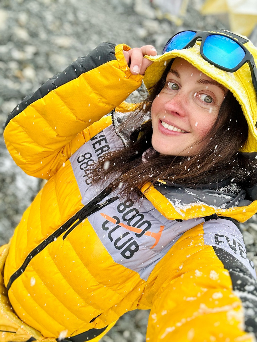 Светлана Котляр не просто покорила вершину самой высокой в мире горы. Весь сложный путь хрупкая девушка, которую на отдельных участках сдувал даже ветер, вела свой дневник. И эмоции от первого лица, написанные в моменте, сегодня невероятно интересно читать. Предлагаем вам погрузиться в экспедицию с участием ковровской «Мисс Горняшки».