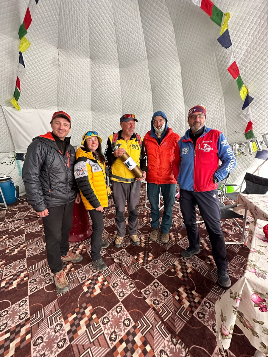 Светлана Котляр не просто покорила вершину самой высокой в мире горы. Весь сложный путь хрупкая девушка, которую на отдельных участках сдувал даже ветер, вела свой дневник. И эмоции от первого лица, написанные в моменте, сегодня невероятно интересно читать. Предлагаем вам погрузиться в экспедицию с участием ковровской «Мисс Горняшки».