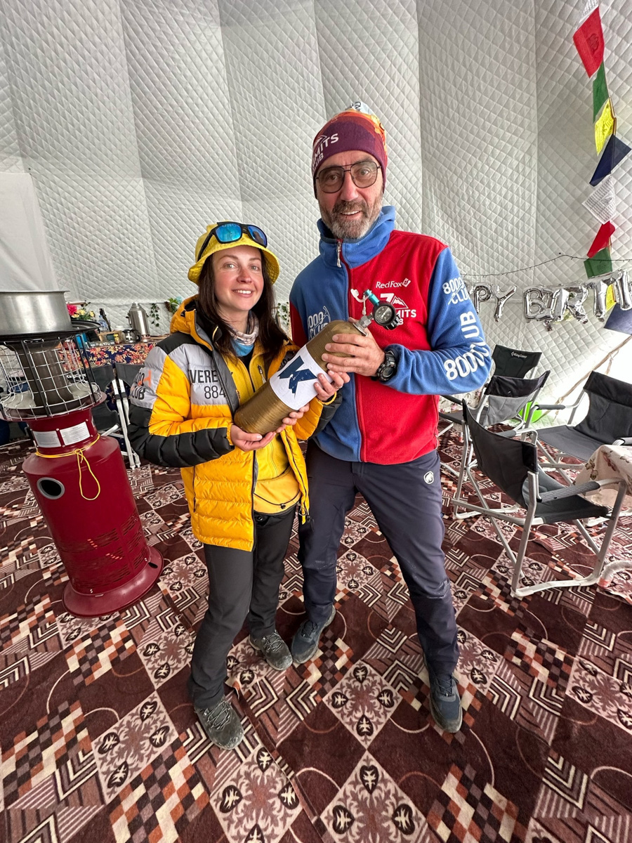 Светлана Котляр не просто покорила вершину самой высокой в мире горы. Весь сложный путь хрупкая девушка, которую на отдельных участках сдувал даже ветер, вела свой дневник. И эмоции от первого лица, написанные в моменте, сегодня невероятно интересно читать. Предлагаем вам погрузиться в экспедицию с участием ковровской «Мисс Горняшки».