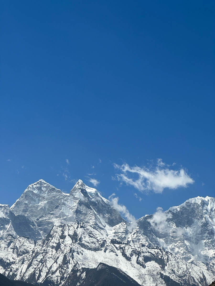 Светлана Котляр не просто покорила вершину самой высокой в мире горы. Весь сложный путь хрупкая девушка, которую на отдельных участках сдувал даже ветер, вела свой дневник. И эмоции от первого лица, написанные в моменте, сегодня невероятно интересно читать. Предлагаем вам погрузиться в экспедицию с участием ковровской «Мисс Горняшки».
