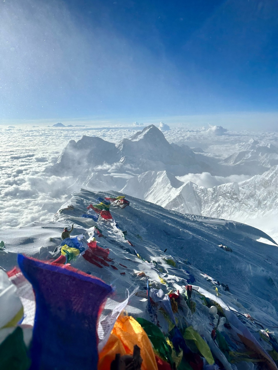 Светлана Котляр не просто покорила вершину самой высокой в мире горы. Весь сложный путь хрупкая девушка, которую на отдельных участках сдувал даже ветер, вела свой дневник. И эмоции от первого лица, написанные в моменте, сегодня невероятно интересно читать. Предлагаем вам погрузиться в экспедицию с участием ковровской «Мисс Горняшки».