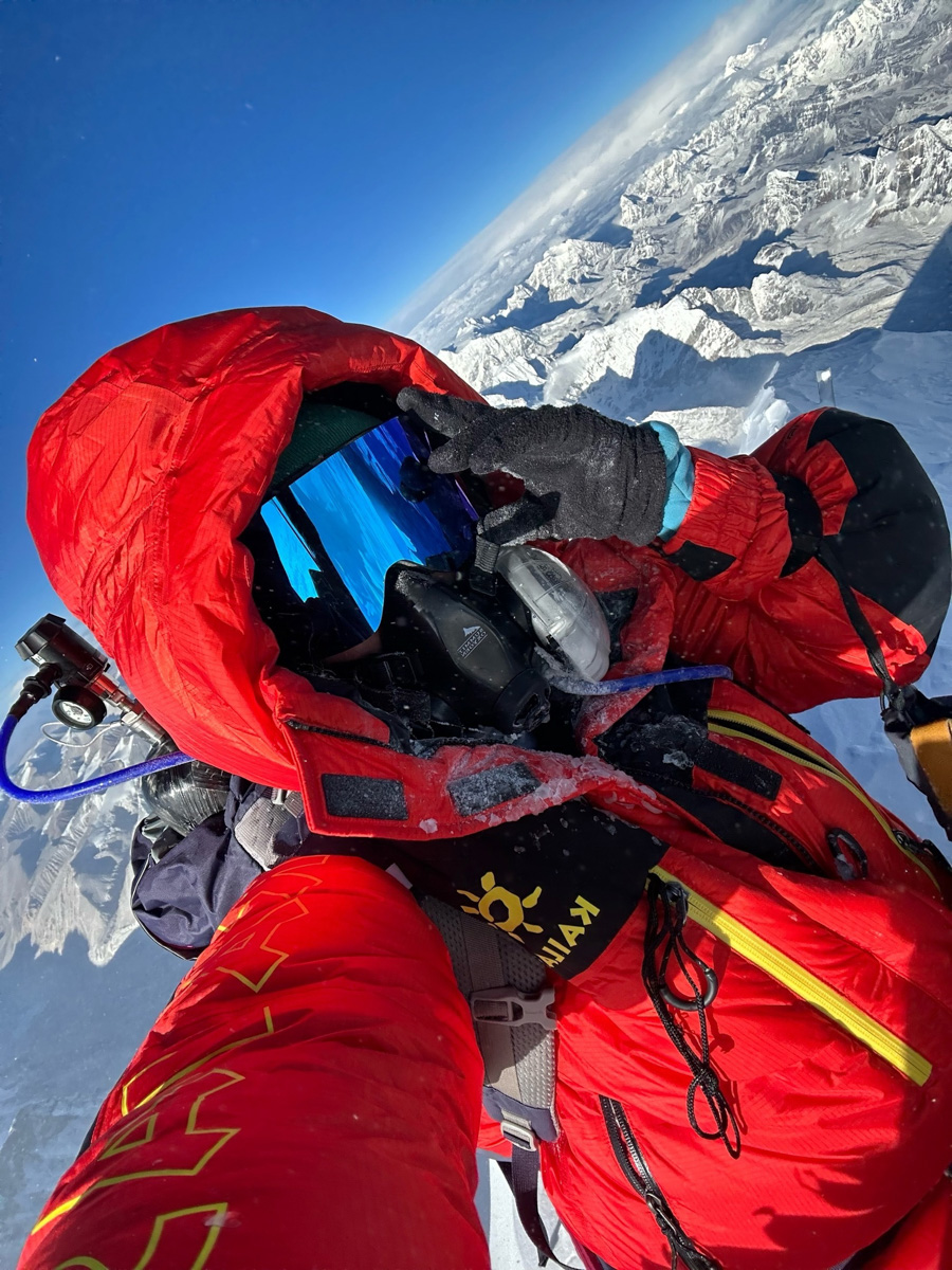 Светлана Котляр не просто покорила вершину самой высокой в мире горы. Весь сложный путь хрупкая девушка, которую на отдельных участках сдувал даже ветер, вела свой дневник. И эмоции от первого лица, написанные в моменте, сегодня невероятно интересно читать. Предлагаем вам погрузиться в экспедицию с участием ковровской «Мисс Горняшки».