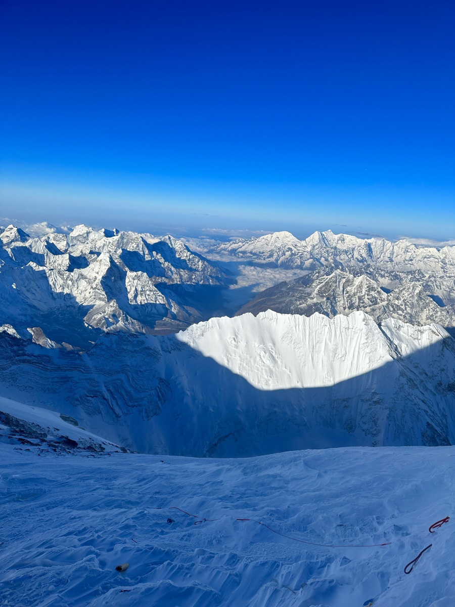 Светлана Котляр не просто покорила вершину самой высокой в мире горы. Весь сложный путь хрупкая девушка, которую на отдельных участках сдувал даже ветер, вела свой дневник. И эмоции от первого лица, написанные в моменте, сегодня невероятно интересно читать. Предлагаем вам погрузиться в экспедицию с участием ковровской «Мисс Горняшки».