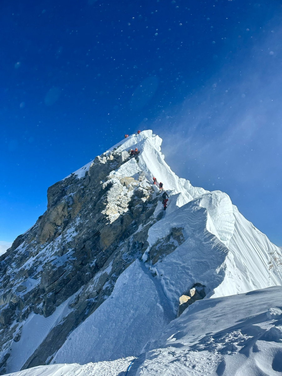 Светлана Котляр не просто покорила вершину самой высокой в мире горы. Весь сложный путь хрупкая девушка, которую на отдельных участках сдувал даже ветер, вела свой дневник. И эмоции от первого лица, написанные в моменте, сегодня невероятно интересно читать. Предлагаем вам погрузиться в экспедицию с участием ковровской «Мисс Горняшки».