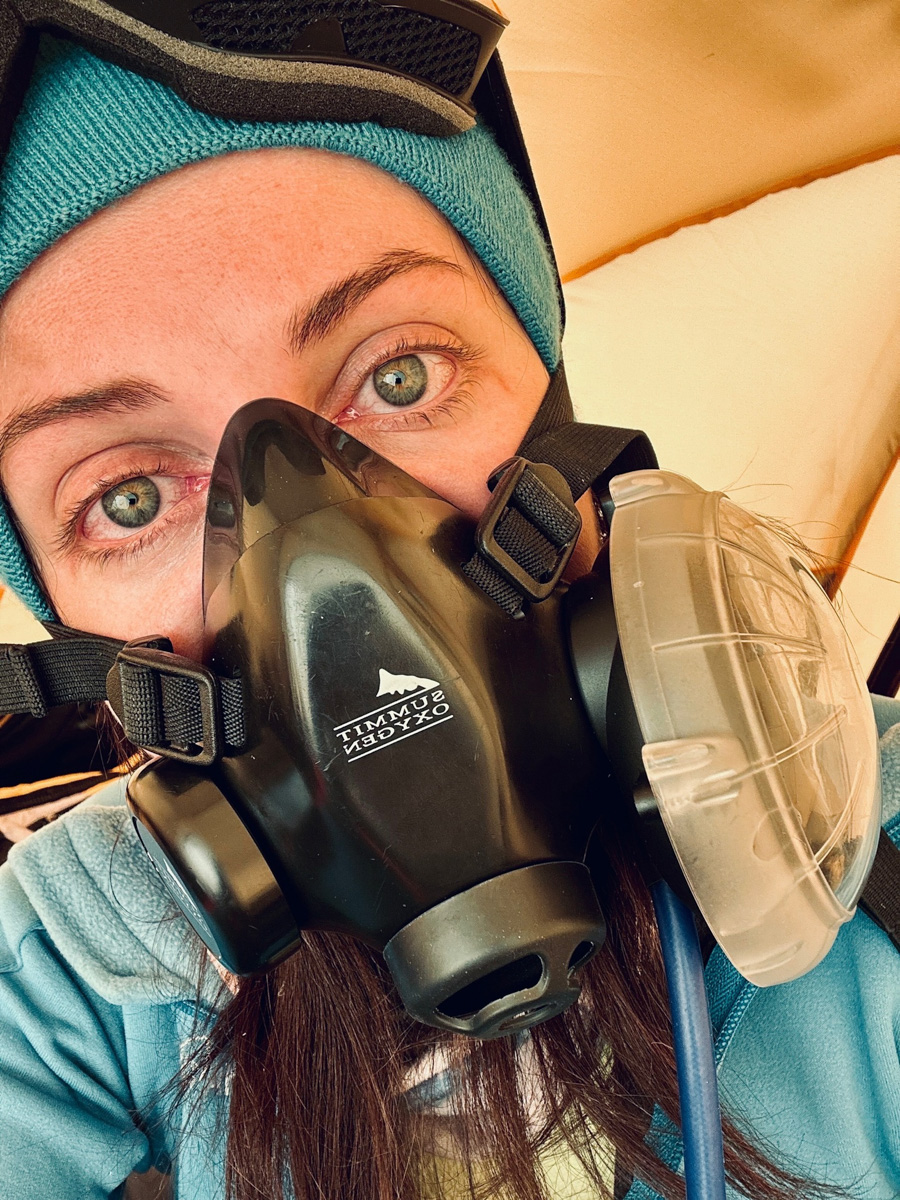 Светлана Котляр не просто покорила вершину самой высокой в мире горы. Весь сложный путь хрупкая девушка, которую на отдельных участках сдувал даже ветер, вела свой дневник. И эмоции от первого лица, написанные в моменте, сегодня невероятно интересно читать. Предлагаем вам погрузиться в экспедицию с участием ковровской «Мисс Горняшки».