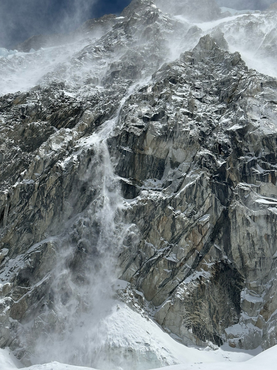 Светлана Котляр не просто покорила вершину самой высокой в мире горы. Весь сложный путь хрупкая девушка, которую на отдельных участках сдувал даже ветер, вела свой дневник. И эмоции от первого лица, написанные в моменте, сегодня невероятно интересно читать. Предлагаем вам погрузиться в экспедицию с участием ковровской «Мисс Горняшки».