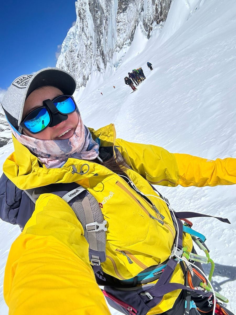 Светлана Котляр не просто покорила вершину самой высокой в мире горы. Весь сложный путь хрупкая девушка, которую на отдельных участках сдувал даже ветер, вела свой дневник. И эмоции от первого лица, написанные в моменте, сегодня невероятно интересно читать. Предлагаем вам погрузиться в экспедицию с участием ковровской «Мисс Горняшки».