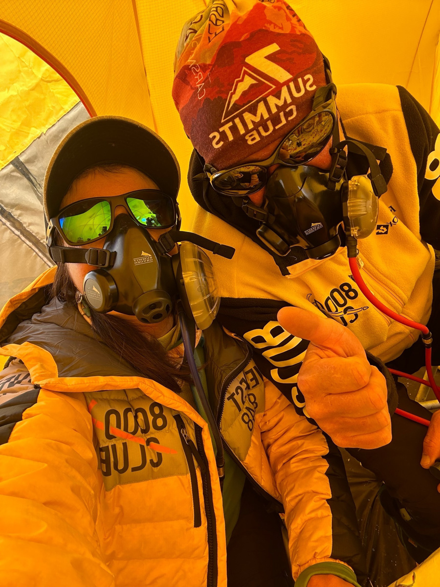 Светлана Котляр не просто покорила вершину самой высокой в мире горы. Весь сложный путь хрупкая девушка, которую на отдельных участках сдувал даже ветер, вела свой дневник. И эмоции от первого лица, написанные в моменте, сегодня невероятно интересно читать. Предлагаем вам погрузиться в экспедицию с участием ковровской «Мисс Горняшки».