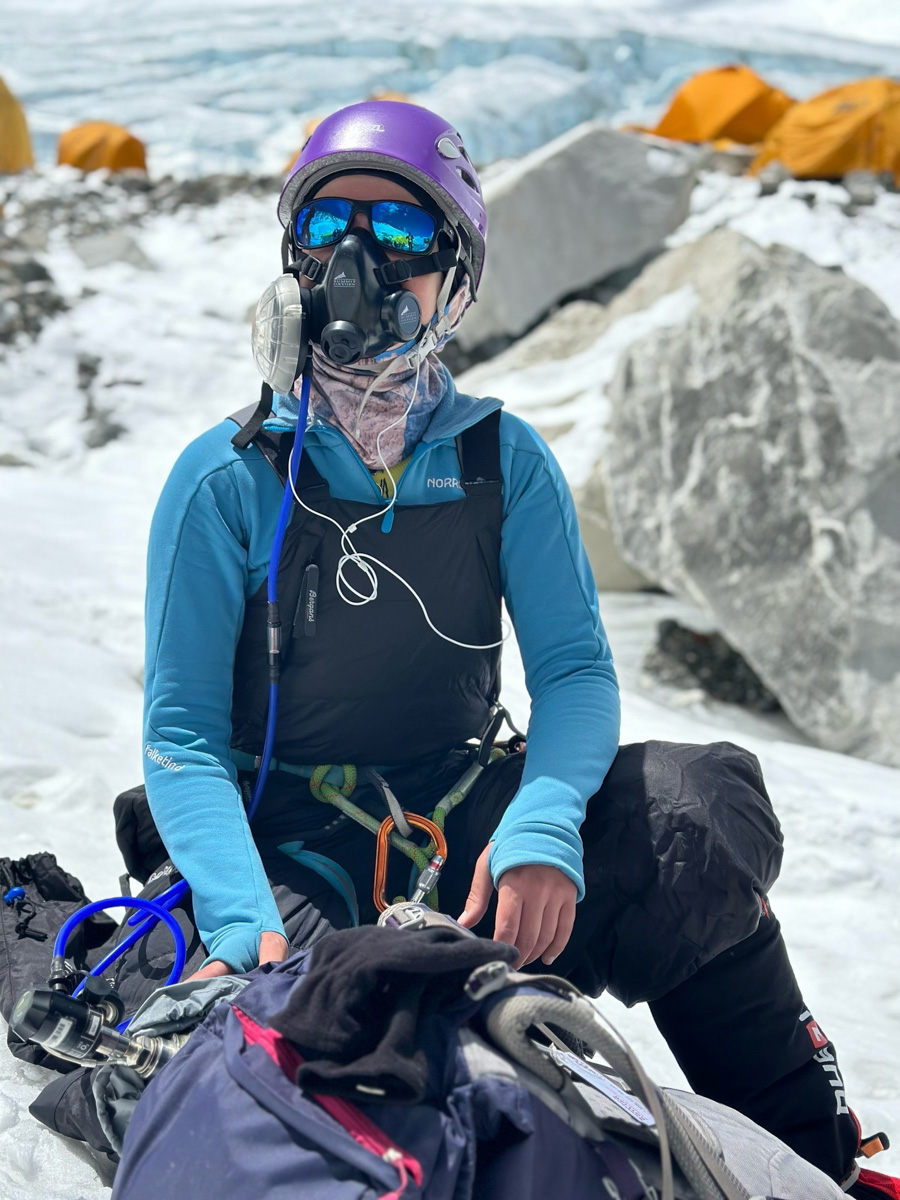 Светлана Котляр не просто покорила вершину самой высокой в мире горы. Весь сложный путь хрупкая девушка, которую на отдельных участках сдувал даже ветер, вела свой дневник. И эмоции от первого лица, написанные в моменте, сегодня невероятно интересно читать. Предлагаем вам погрузиться в экспедицию с участием ковровской «Мисс Горняшки».