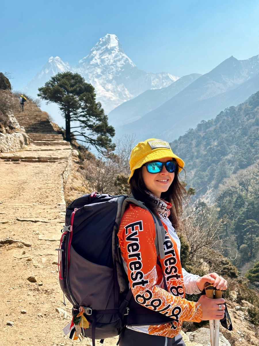 Светлана Котляр не просто покорила вершину самой высокой в мире горы. Весь сложный путь хрупкая девушка, которую на отдельных участках сдувал даже ветер, вела свой дневник. И эмоции от первого лица, написанные в моменте, сегодня невероятно интересно читать. Предлагаем вам погрузиться в экспедицию с участием ковровской «Мисс Горняшки».