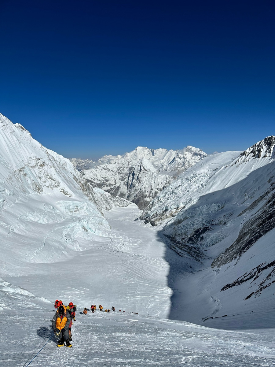 Светлана Котляр не просто покорила вершину самой высокой в мире горы. Весь сложный путь хрупкая девушка, которую на отдельных участках сдувал даже ветер, вела свой дневник. И эмоции от первого лица, написанные в моменте, сегодня невероятно интересно читать. Предлагаем вам погрузиться в экспедицию с участием ковровской «Мисс Горняшки».
