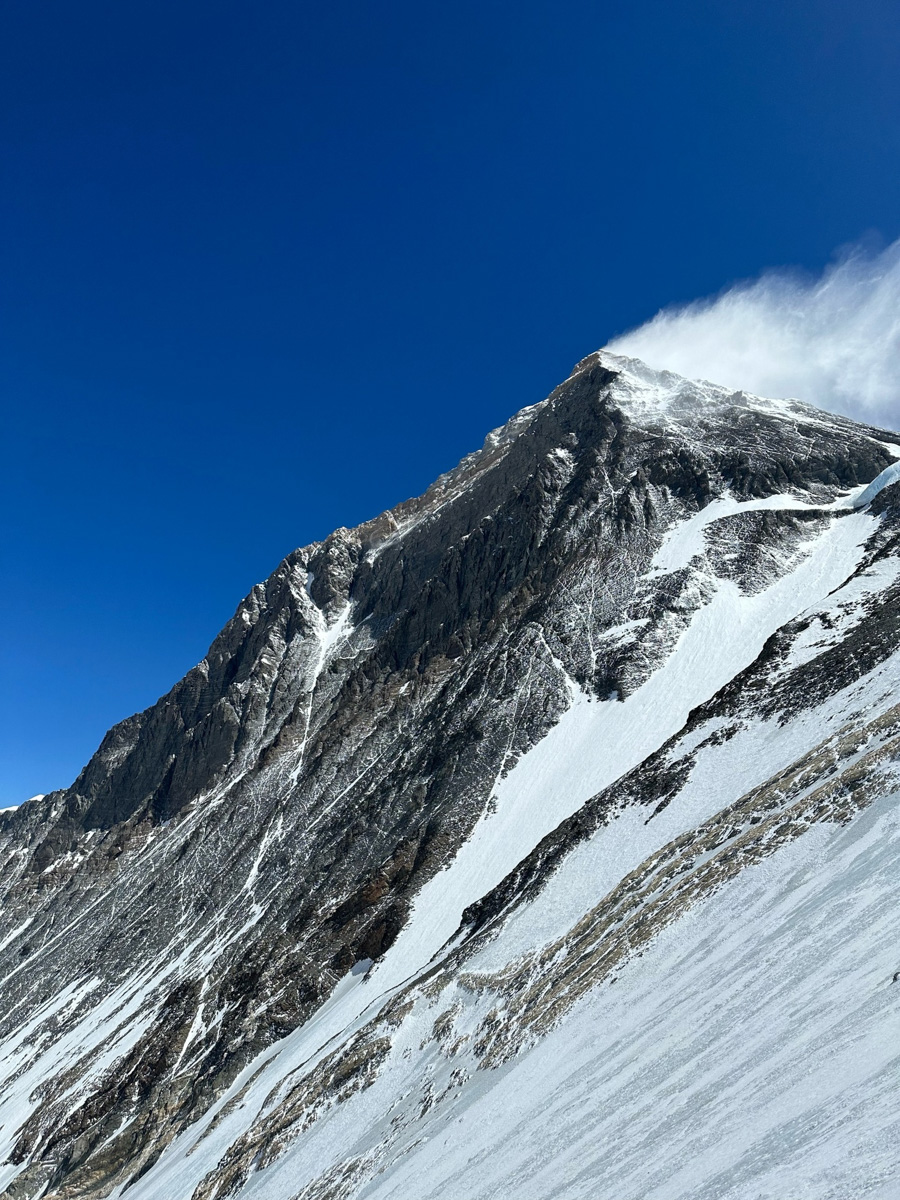 Светлана Котляр не просто покорила вершину самой высокой в мире горы. Весь сложный путь хрупкая девушка, которую на отдельных участках сдувал даже ветер, вела свой дневник. И эмоции от первого лица, написанные в моменте, сегодня невероятно интересно читать. Предлагаем вам погрузиться в экспедицию с участием ковровской «Мисс Горняшки».