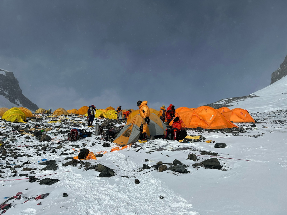Светлана Котляр не просто покорила вершину самой высокой в мире горы. Весь сложный путь хрупкая девушка, которую на отдельных участках сдувал даже ветер, вела свой дневник. И эмоции от первого лица, написанные в моменте, сегодня невероятно интересно читать. Предлагаем вам погрузиться в экспедицию с участием ковровской «Мисс Горняшки».