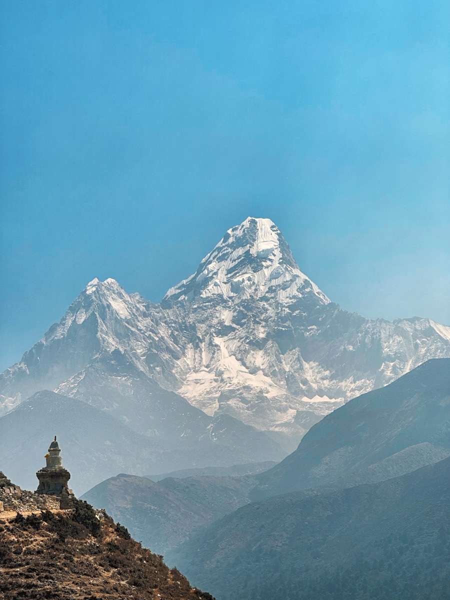 Светлана Котляр не просто покорила вершину самой высокой в мире горы. Весь сложный путь хрупкая девушка, которую на отдельных участках сдувал даже ветер, вела свой дневник. И эмоции от первого лица, написанные в моменте, сегодня невероятно интересно читать. Предлагаем вам погрузиться в экспедицию с участием ковровской «Мисс Горняшки».