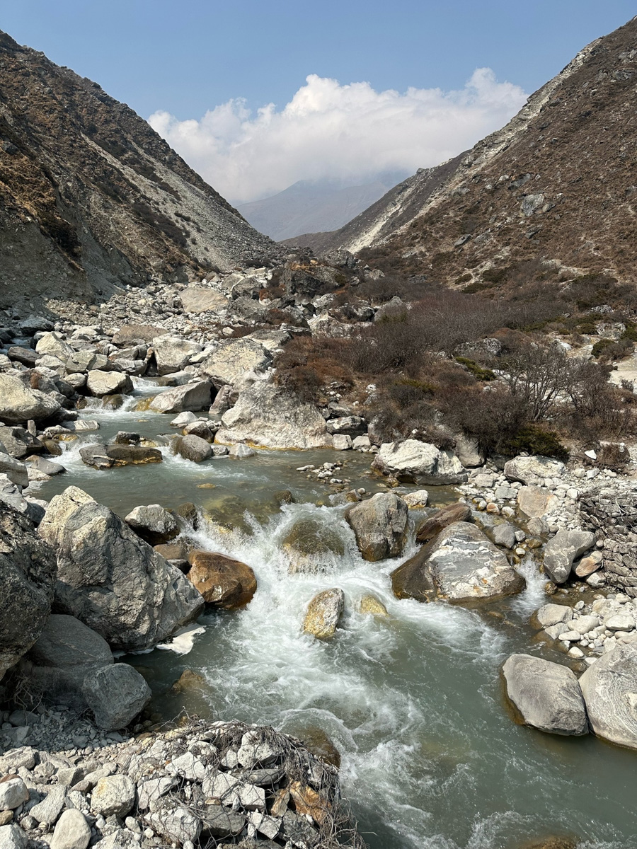 Светлана Котляр не просто покорила вершину самой высокой в мире горы. Весь сложный путь хрупкая девушка, которую на отдельных участках сдувал даже ветер, вела свой дневник. И эмоции от первого лица, написанные в моменте, сегодня невероятно интересно читать. Предлагаем вам погрузиться в экспедицию с участием ковровской «Мисс Горняшки».