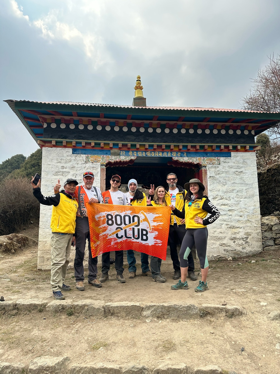 Светлана Котляр не просто покорила вершину самой высокой в мире горы. Весь сложный путь хрупкая девушка, которую на отдельных участках сдувал даже ветер, вела свой дневник. И эмоции от первого лица, написанные в моменте, сегодня невероятно интересно читать. Предлагаем вам погрузиться в экспедицию с участием ковровской «Мисс Горняшки».