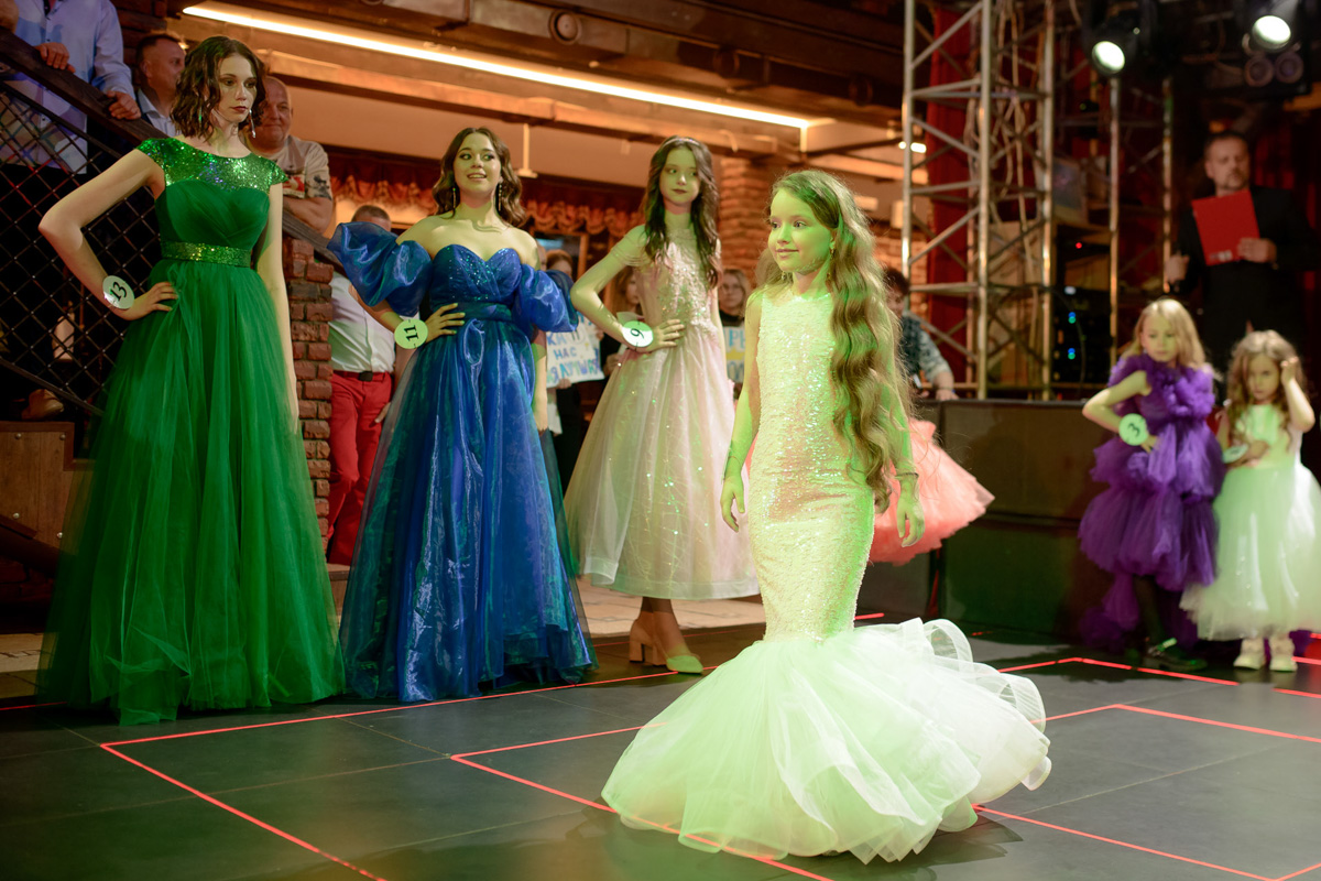 Зачем нужны детские конкурсы красоты? Участникам конкурса «Юные Мисс и Мистер Владимирская земля» ответ очевиден. Они пели, танцевали, демонстрировали красивые наряды, свои способности и купались в лучах славы. Кто же стал победителем, вы узнаете из нашей статьи.