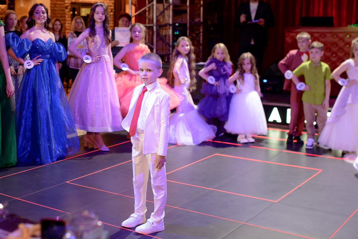 Зачем нужны детские конкурсы красоты? Участникам конкурса «Юные Мисс и Мистер Владимирская земля» ответ очевиден. Они пели, танцевали, демонстрировали красивые наряды, свои способности и купались в лучах славы. Кто же стал победителем, вы узнаете из нашей статьи.