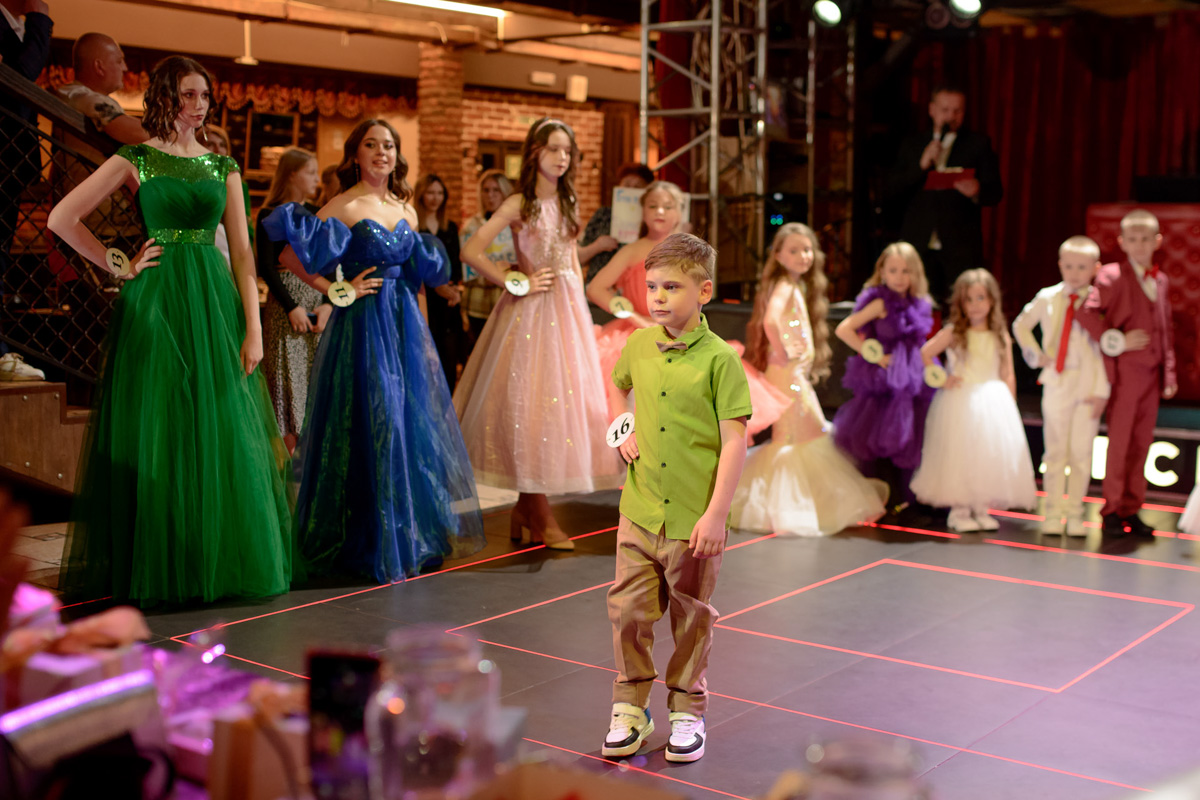 Зачем нужны детские конкурсы красоты? Участникам конкурса «Юные Мисс и Мистер Владимирская земля» ответ очевиден. Они пели, танцевали, демонстрировали красивые наряды, свои способности и купались в лучах славы. Кто же стал победителем, вы узнаете из нашей статьи.