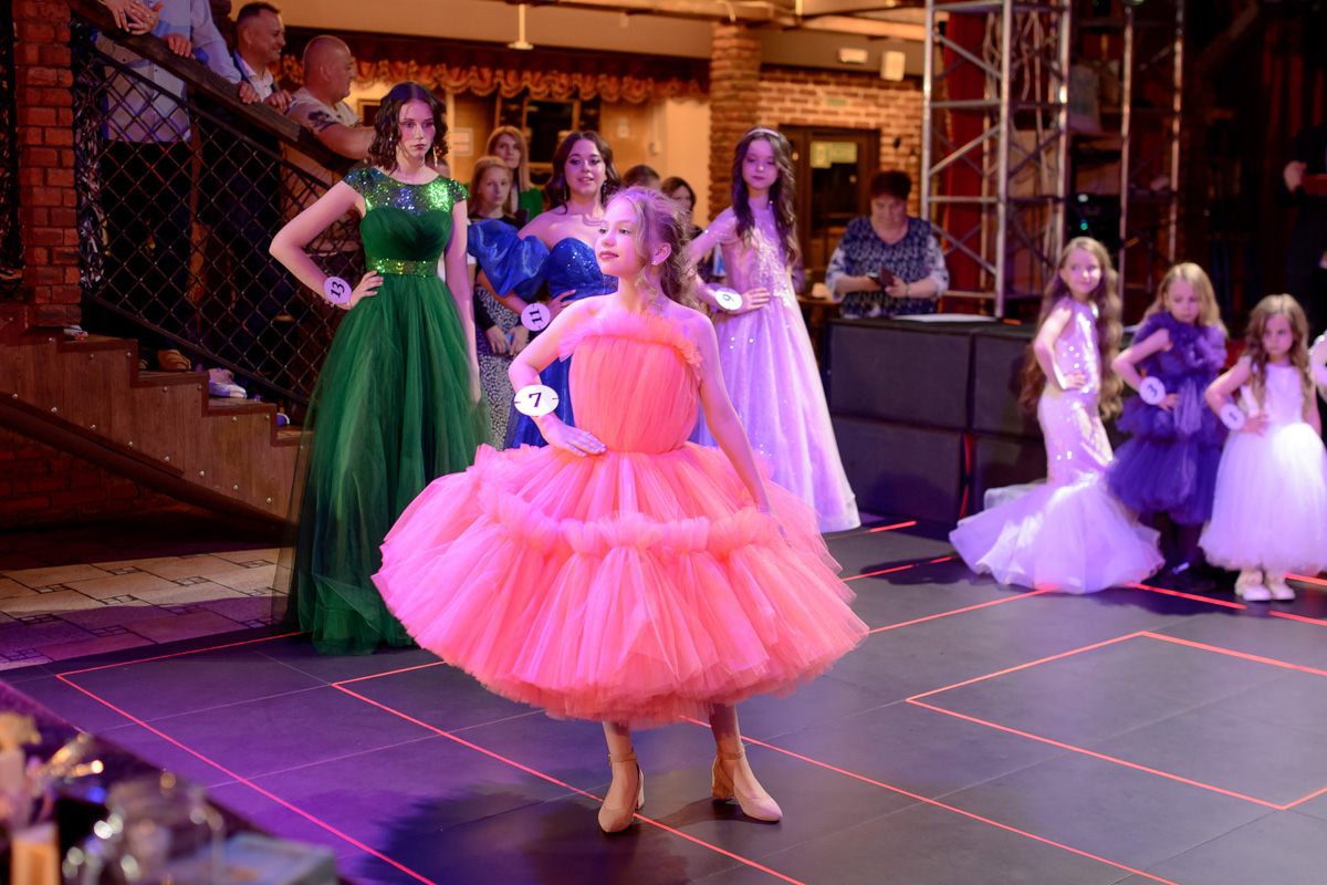 Зачем нужны детские конкурсы красоты? Участникам конкурса «Юные Мисс и Мистер Владимирская земля» ответ очевиден. Они пели, танцевали, демонстрировали красивые наряды, свои способности и купались в лучах славы. Кто же стал победителем, вы узнаете из нашей статьи.