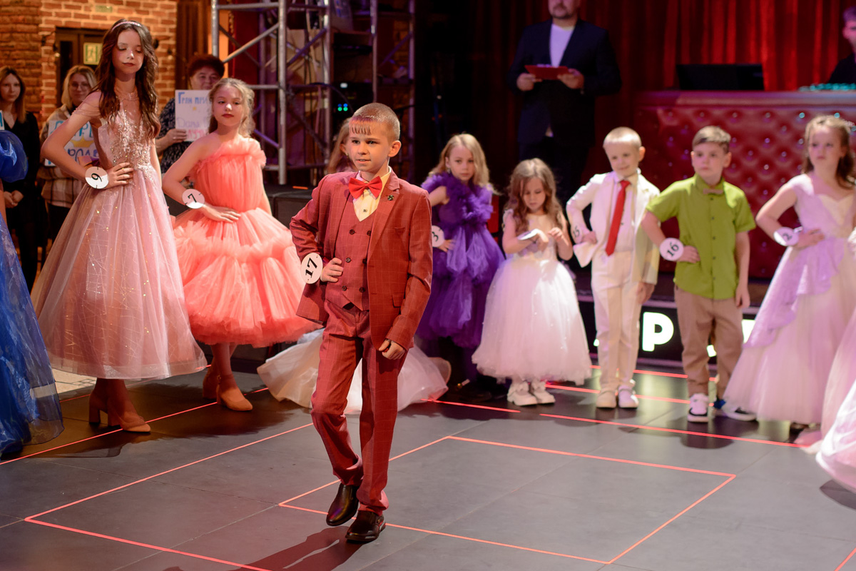 Зачем нужны детские конкурсы красоты? Участникам конкурса «Юные Мисс и Мистер Владимирская земля» ответ очевиден. Они пели, танцевали, демонстрировали красивые наряды, свои способности и купались в лучах славы. Кто же стал победителем, вы узнаете из нашей статьи.