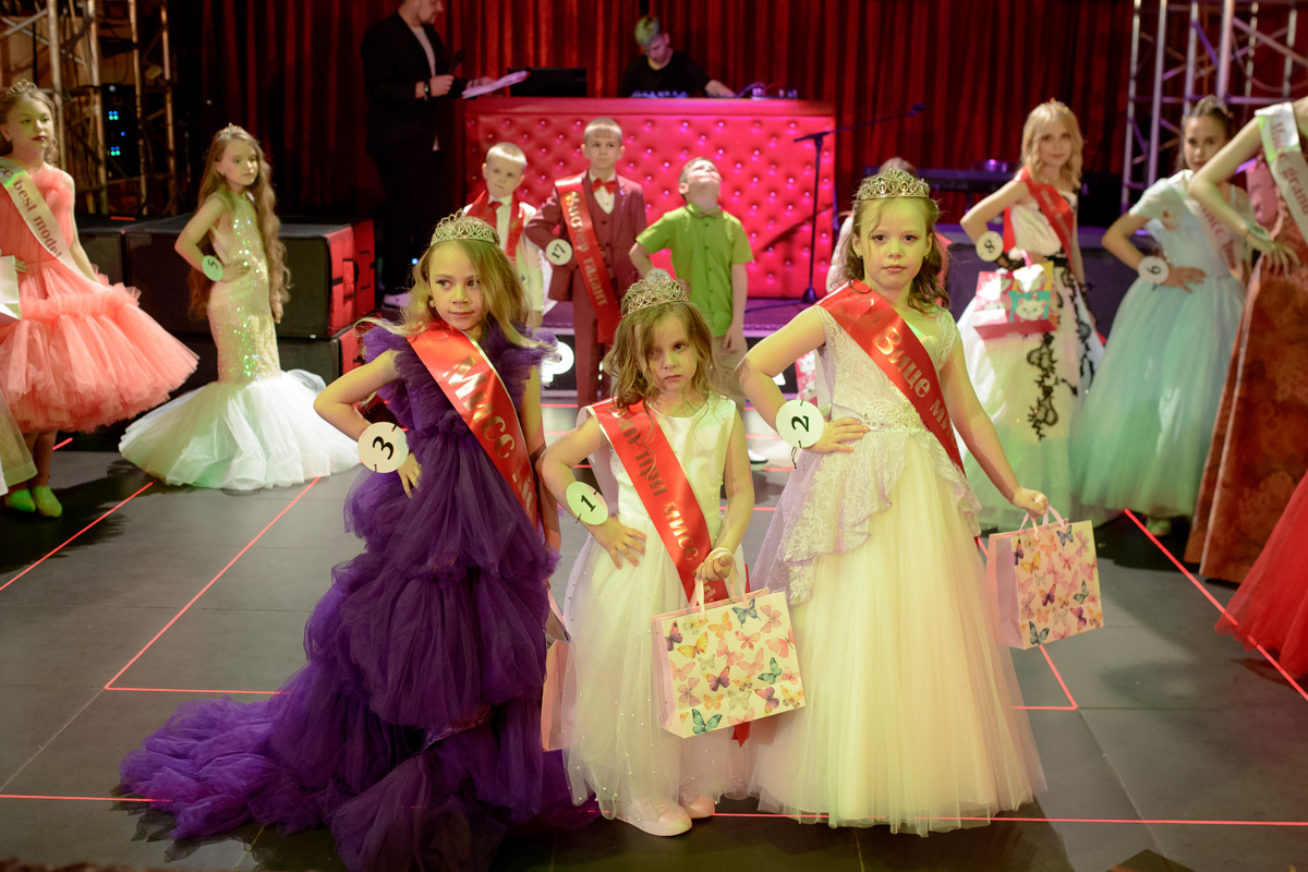 Зачем нужны детские конкурсы красоты? Участникам конкурса «Юные Мисс и Мистер Владимирская земля» ответ очевиден. Они пели, танцевали, демонстрировали красивые наряды, свои способности и купались в лучах славы. Кто же стал победителем, вы узнаете из нашей статьи.