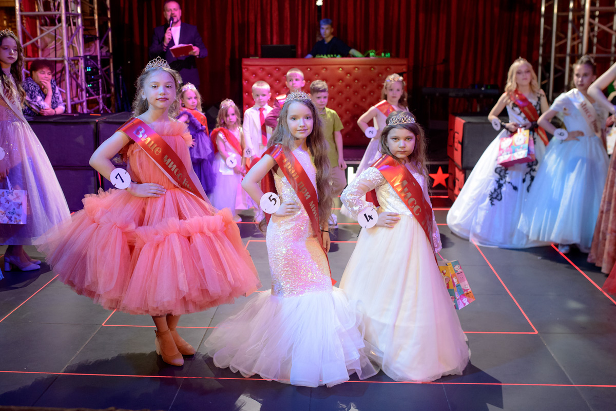 Зачем нужны детские конкурсы красоты? Участникам конкурса «Юные Мисс и Мистер Владимирская земля» ответ очевиден. Они пели, танцевали, демонстрировали красивые наряды, свои способности и купались в лучах славы. Кто же стал победителем, вы узнаете из нашей статьи.