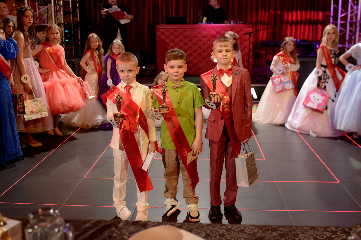 Зачем нужны детские конкурсы красоты? Участникам конкурса «Юные Мисс и Мистер Владимирская земля» ответ очевиден. Они пели, танцевали, демонстрировали красивые наряды, свои способности и купались в лучах славы. Кто же стал победителем, вы узнаете из нашей статьи.