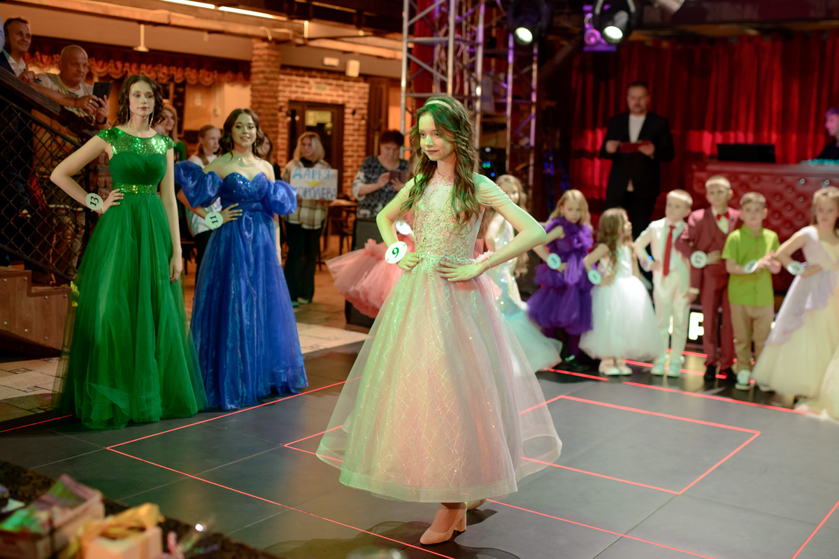 Зачем нужны детские конкурсы красоты? Участникам конкурса «Юные Мисс и Мистер Владимирская земля» ответ очевиден. Они пели, танцевали, демонстрировали красивые наряды, свои способности и купались в лучах славы. Кто же стал победителем, вы узнаете из нашей статьи.