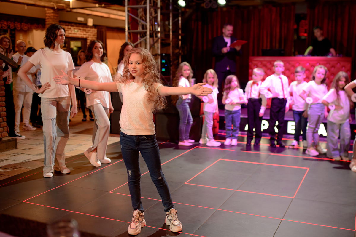 Зачем нужны детские конкурсы красоты? Участникам конкурса «Юные Мисс и Мистер Владимирская земля» ответ очевиден. Они пели, танцевали, демонстрировали красивые наряды, свои способности и купались в лучах славы. Кто же стал победителем, вы узнаете из нашей статьи.