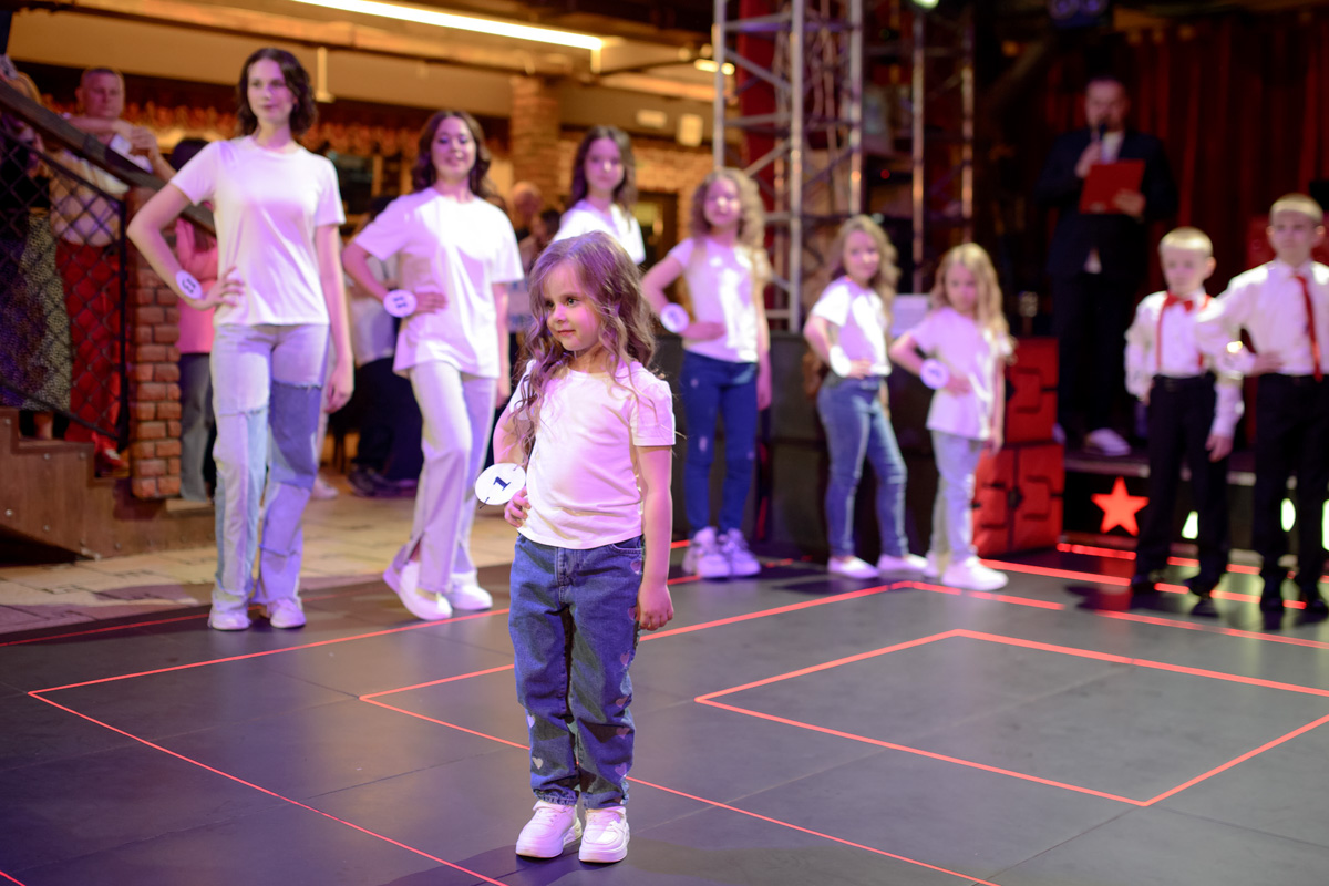 Зачем нужны детские конкурсы красоты? Участникам конкурса «Юные Мисс и Мистер Владимирская земля» ответ очевиден. Они пели, танцевали, демонстрировали красивые наряды, свои способности и купались в лучах славы. Кто же стал победителем, вы узнаете из нашей статьи.