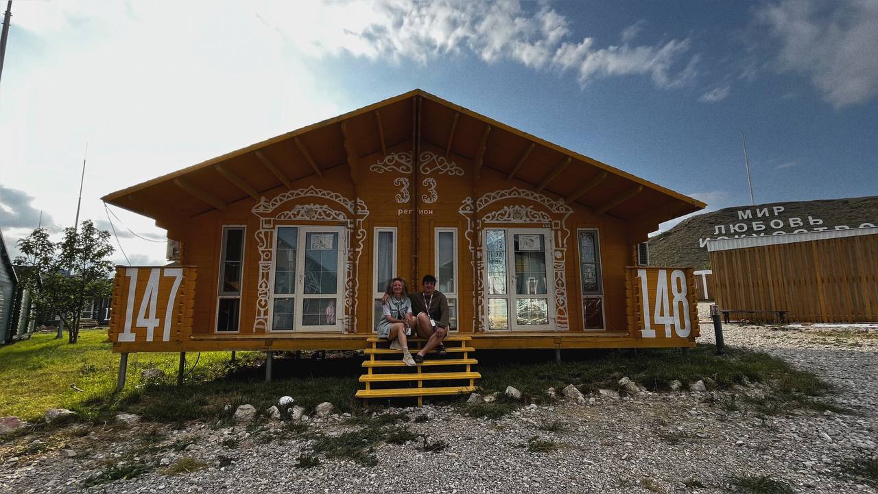 Дом с духом 33-го региона — какой он? Свое видение по этому вопросу представили местные художники Регина Яфасова и Федор Карпов. На фестивале в Крыму они расписали здание, отразив в своей работе образ Владимирского края. Каким он предстал перед участниками мероприятия и что за секрет спрятали авторы рисунка, разузнал «Ключ-Медиа».