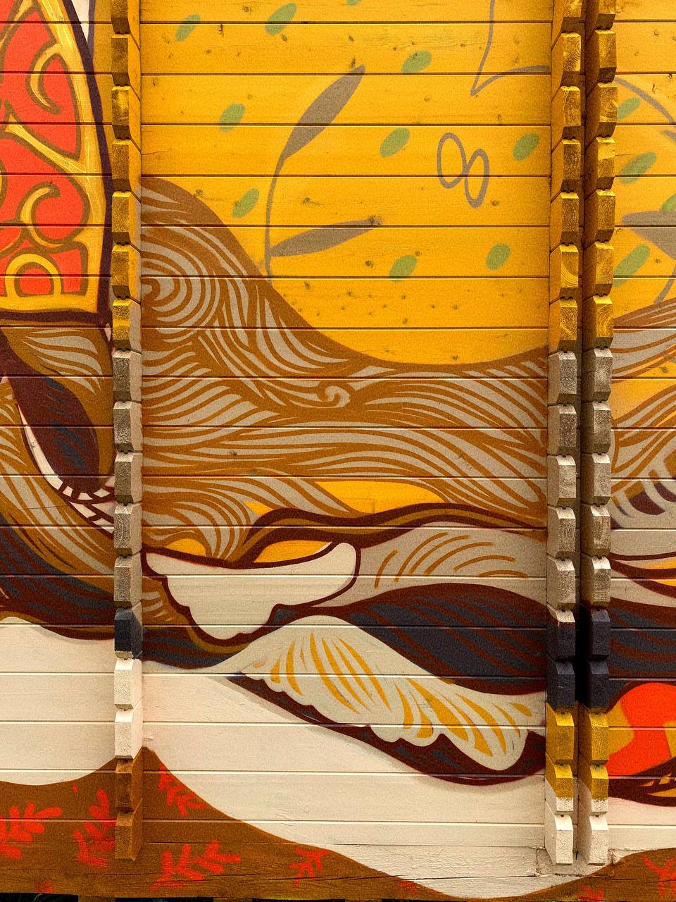 Дом с духом 33-го региона — какой он? Свое видение по этому вопросу представили местные художники Регина Яфасова и Федор Карпов. На фестивале в Крыму они расписали здание, отразив в своей работе образ Владимирского края. Каким он предстал перед участниками мероприятия и что за секрет спрятали авторы рисунка, разузнал «Ключ-Медиа».