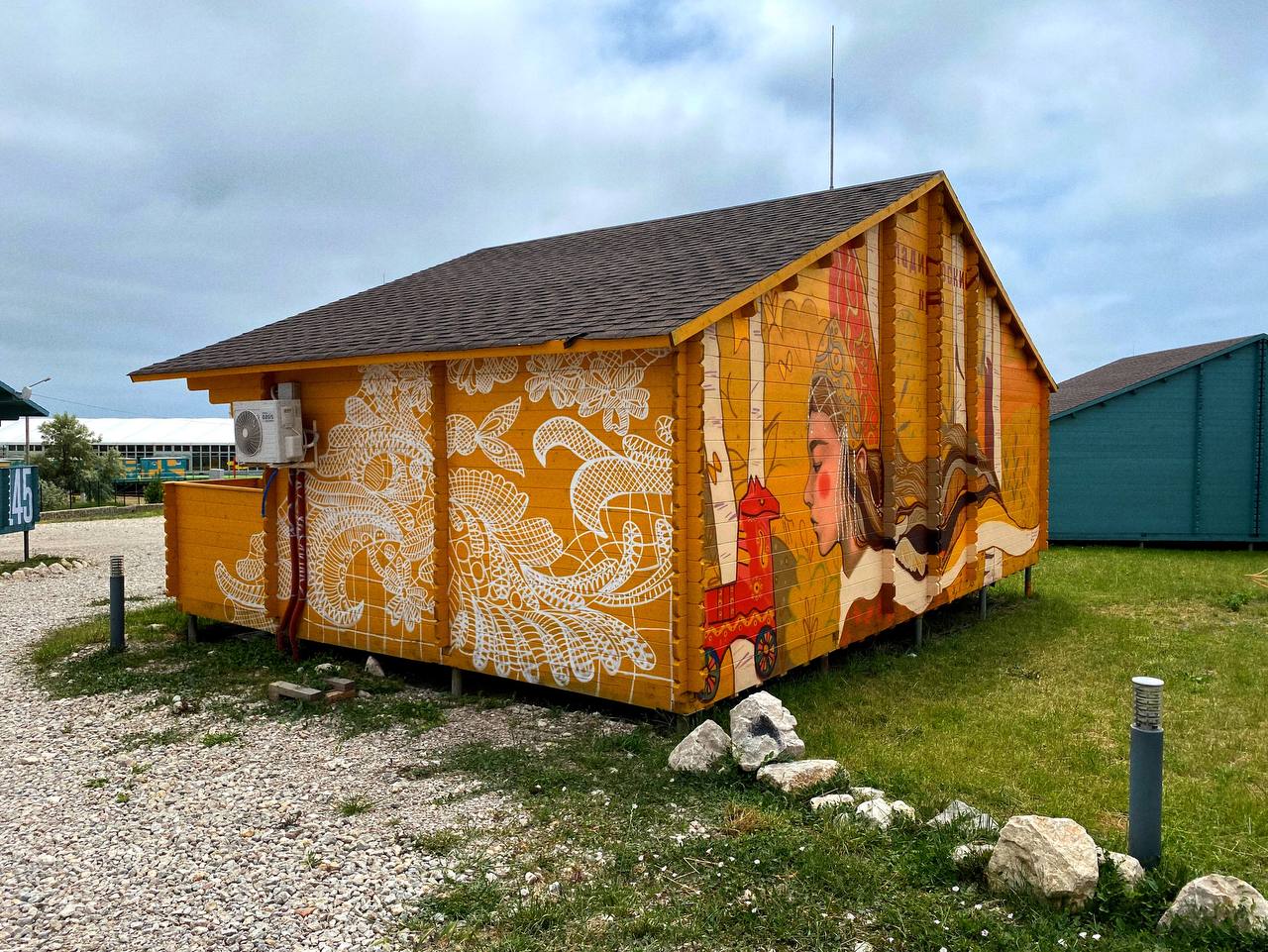 Дом с духом 33-го региона — какой он? Свое видение по этому вопросу представили местные художники Регина Яфасова и Федор Карпов. На фестивале в Крыму они расписали здание, отразив в своей работе образ Владимирского края. Каким он предстал перед участниками мероприятия и что за секрет спрятали авторы рисунка, разузнал «Ключ-Медиа».