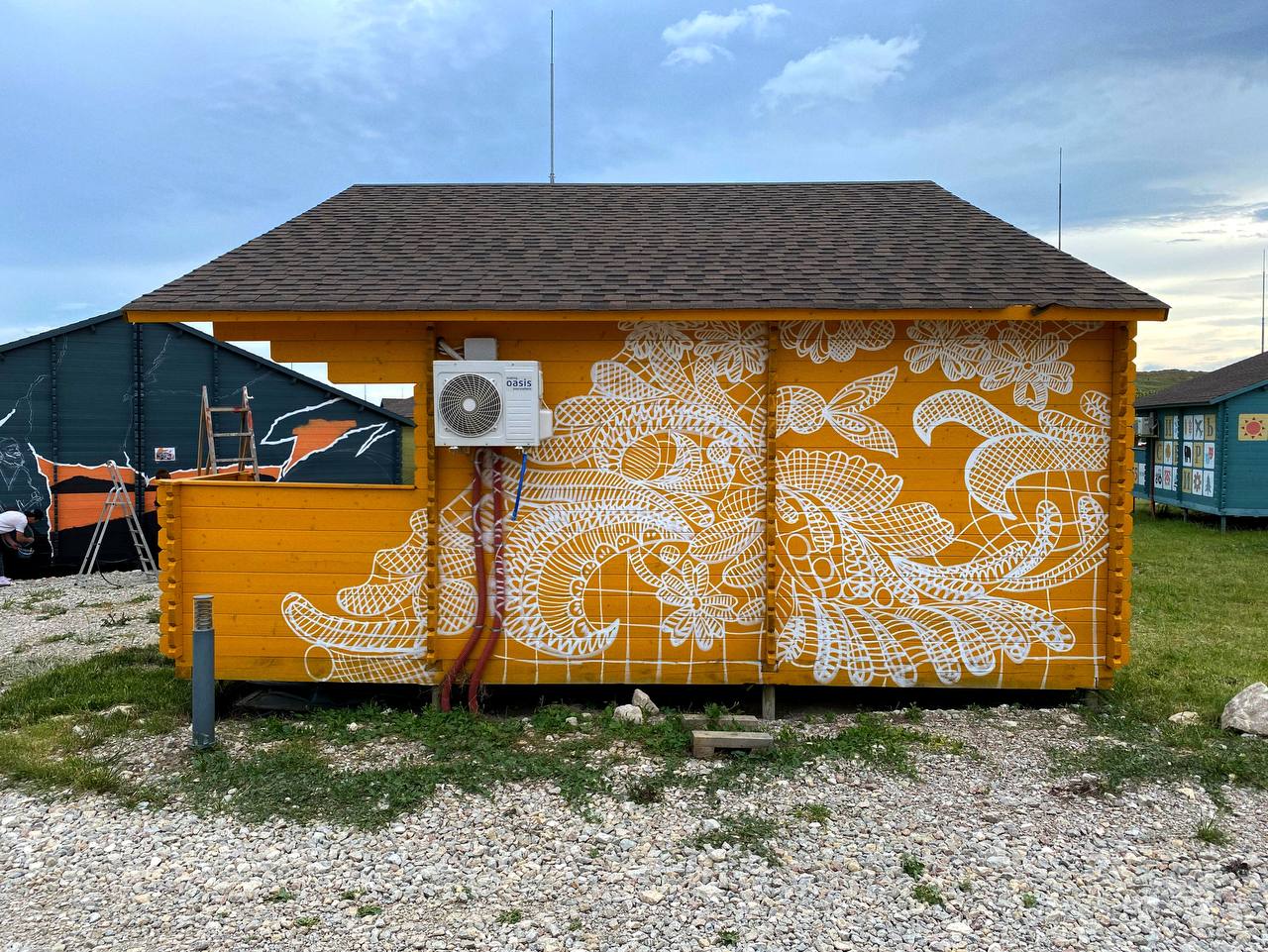 Дом с духом 33-го региона — какой он? Свое видение по этому вопросу представили местные художники Регина Яфасова и Федор Карпов. На фестивале в Крыму они расписали здание, отразив в своей работе образ Владимирского края. Каким он предстал перед участниками мероприятия и что за секрет спрятали авторы рисунка, разузнал «Ключ-Медиа».