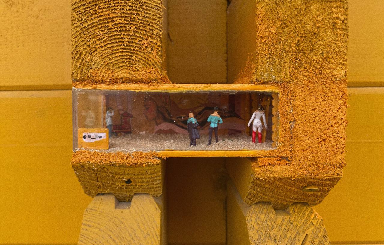 Дом с духом 33-го региона — какой он? Свое видение по этому вопросу представили местные художники Регина Яфасова и Федор Карпов. На фестивале в Крыму они расписали здание, отразив в своей работе образ Владимирского края. Каким он предстал перед участниками мероприятия и что за секрет спрятали авторы рисунка, разузнал «Ключ-Медиа».