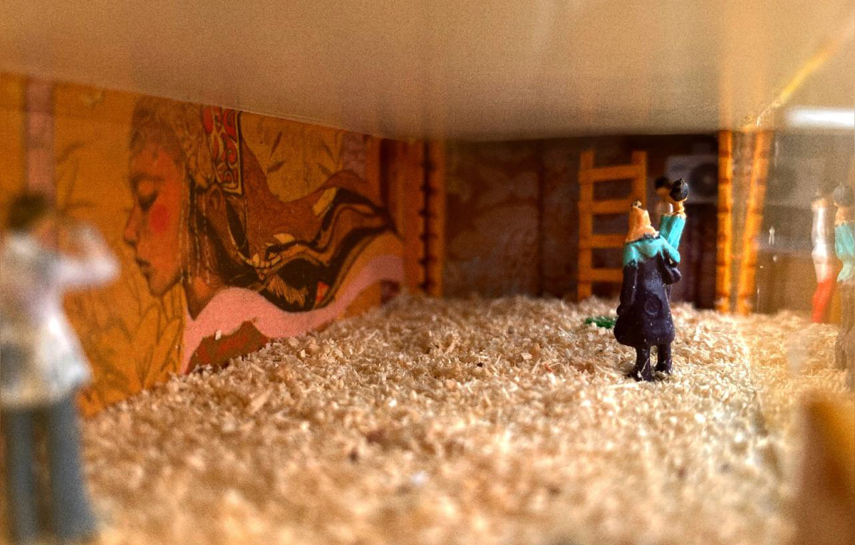 Дом с духом 33-го региона — какой он? Свое видение по этому вопросу представили местные художники Регина Яфасова и Федор Карпов. На фестивале в Крыму они расписали здание, отразив в своей работе образ Владимирского края. Каким он предстал перед участниками мероприятия и что за секрет спрятали авторы рисунка, разузнал «Ключ-Медиа».