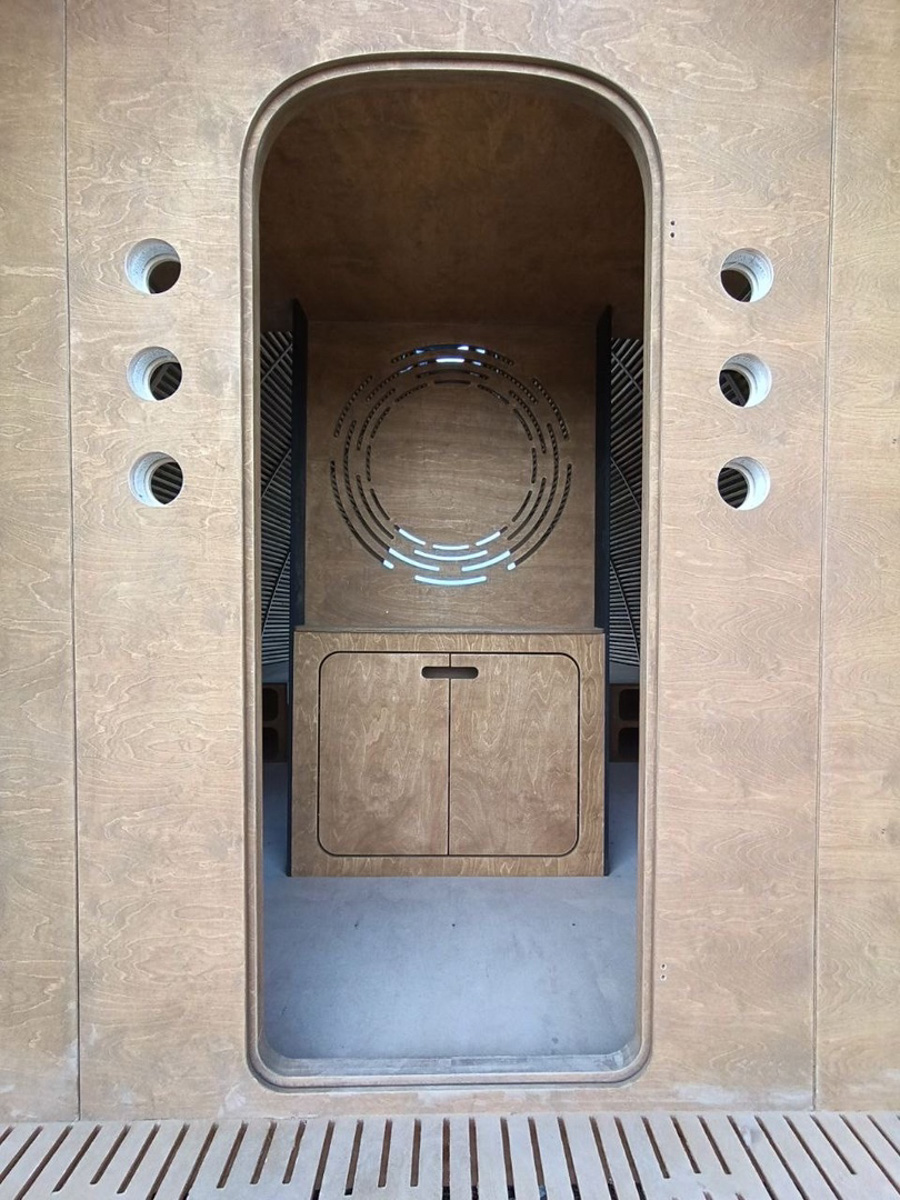 Артем Рубцов проектирует и строит модульные дома — компактные жилища, которые можно перевозить. Началось все три года назад с одного уютного помещения в 6 квадратных метров. Сейчас архитектор реализует крупные проекты по всей России, возводя целые глэмпинги. Один из последних, например, «поселился» на Камчатке. Где еще найти уютные строения мастера из Владимира, рассказываем в нашей статье.