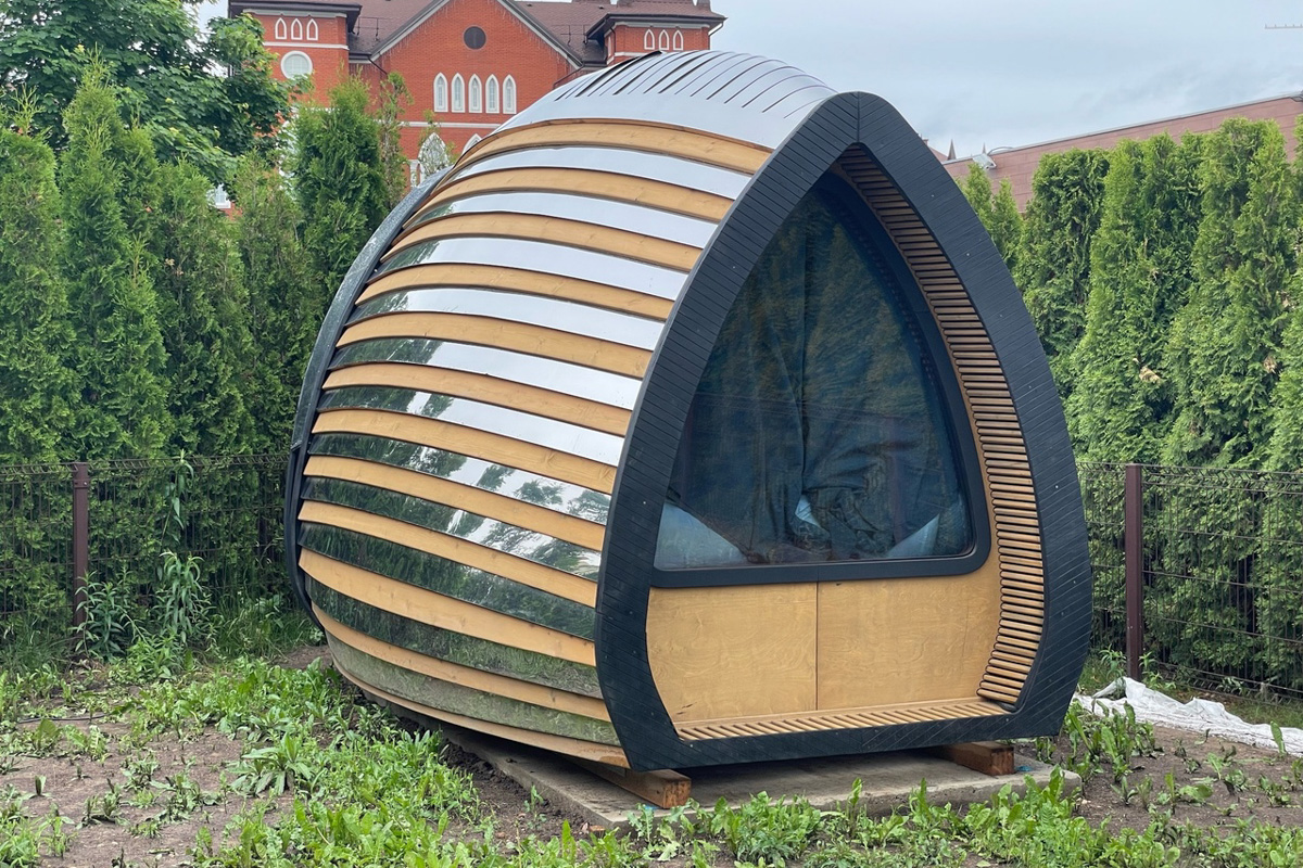 Артем Рубцов проектирует и строит модульные дома — компактные жилища, которые можно перевозить. Началось все три года назад с одного уютного помещения в 6 квадратных метров. Сейчас архитектор реализует крупные проекты по всей России, возводя целые глэмпинги. Один из последних, например, «поселился» на Камчатке. Где еще найти уютные строения мастера из Владимира, рассказываем в нашей статье.
