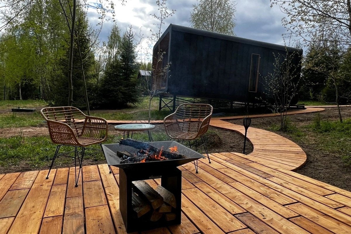 Артем Рубцов проектирует и строит модульные дома — компактные жилища, которые можно перевозить. Началось все три года назад с одного уютного помещения в 6 квадратных метров. Сейчас архитектор реализует крупные проекты по всей России, возводя целые глэмпинги. Один из последних, например, «поселился» на Камчатке. Где еще найти уютные строения мастера из Владимира, рассказываем в нашей статье.